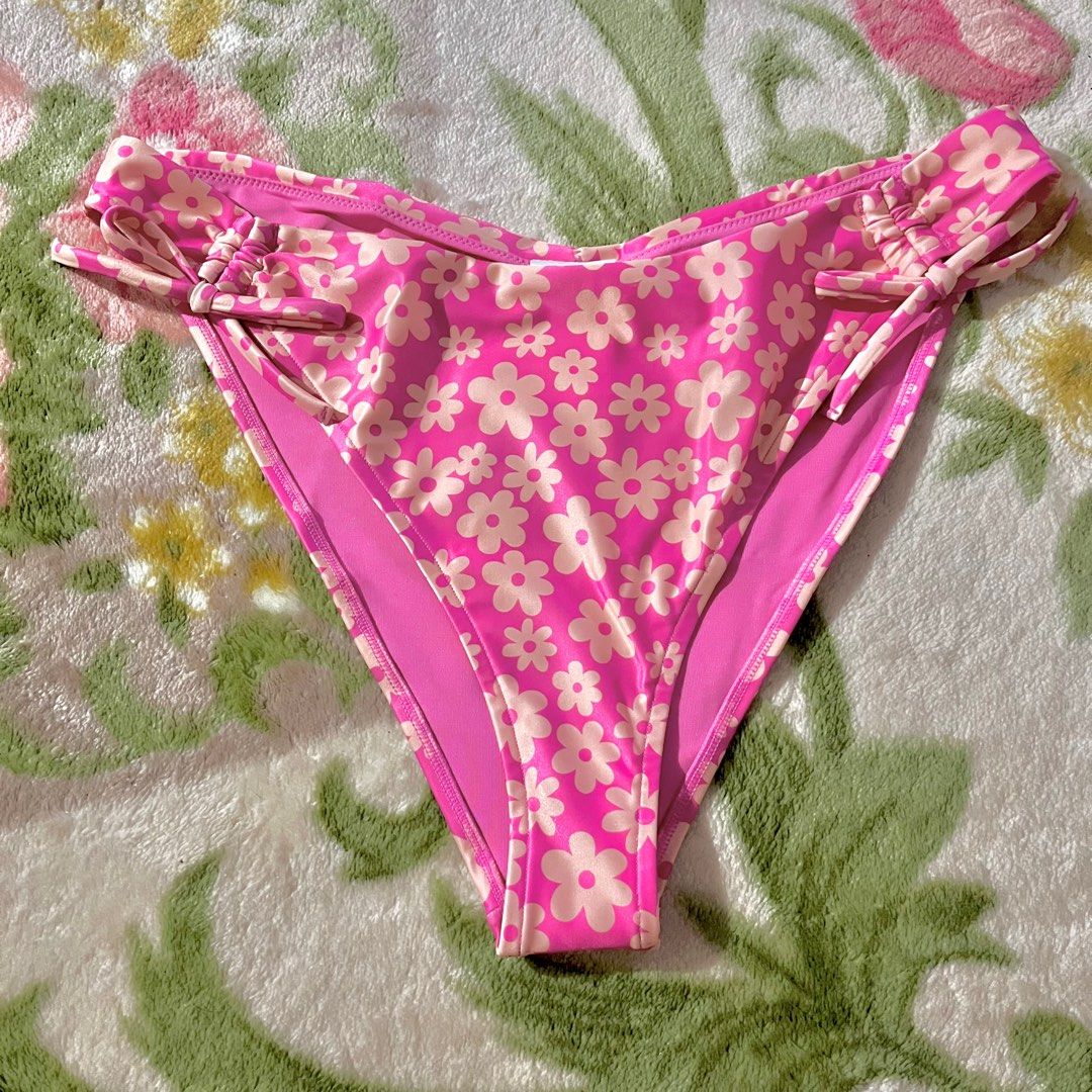 H&M Pink Floral Bikini Bottoms (Category: Bikinis & Swimsuits) located in Rizal. Submitted by beaa23 (Listing ID 1302807870, Image 2). Description: Rfs: it doesn’t fit me Medium cut Mid waist Floral Pink Pretty Aesthetic EUR L / US L / CA G / MX G .