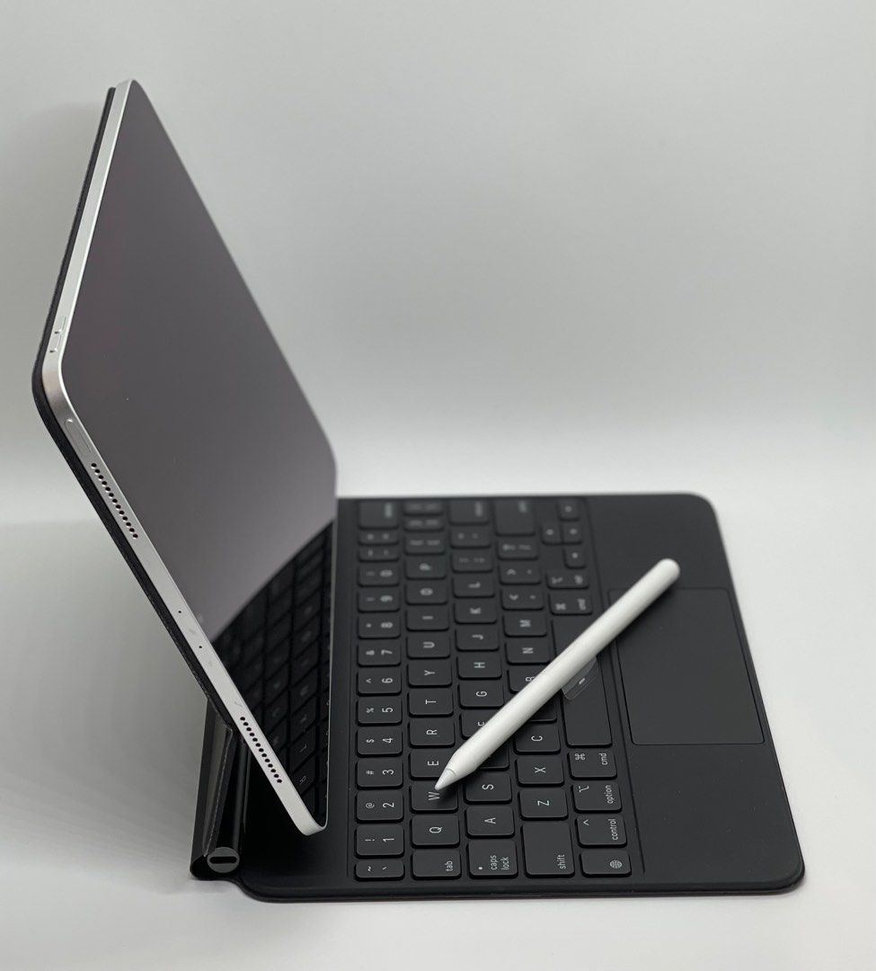 港版iPad Pro 2018 11吋 WiFi 256Gb Apple Pencil Magic Keyboard 精妙鍵盤 （分類：平板電腦 - iPad）位於 Hong Kong。 由 star713 提交（商品編號 1302891280，圖片 2）。簡介： 以下產品均為香港行貨，冇盒。 iPad Pro 2018 11吋 WiFi 256Gb （新舊如圖，主要睇YouTube用，操作一切正常） $2450(sold) Apple Pencil (12may2024補錢換咗支全新，無盒有包裝，可提供單據證明，完全冇使用過，有90天保養至8月頭） $550 Magic Keyboard 11吋（極少使用，十分新淨，操作一切正常） $1200(sold) 有post即有貨，如沒回覆大機會quota用完， 請留電話，會盡快回覆。