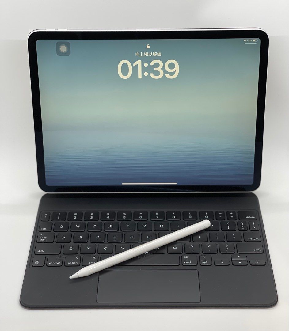 港版iPad Pro 2018 11吋 WiFi 256Gb Apple Pencil Magic Keyboard 精妙鍵盤 （分類：平板電腦 - iPad）位於 Hong Kong。 由 star713 提交（商品編號 1302891280，圖片 1）。簡介： 以下產品均為香港行貨，冇盒。 iPad Pro 2018 11吋 WiFi 256Gb （新舊如圖，主要睇YouTube用，操作一切正常） $2450(sold) Apple Pencil (12may2024補錢換咗支全新，無盒有包裝，可提供單據證明，完全冇使用過，有90天保養至8月頭） $550 Magic Keyboard 11吋（極少使用，十分新淨，操作一切正常） $1200(sold) 有post即有貨，如沒回覆大機會quota用完， 請留電話，會盡快回覆。