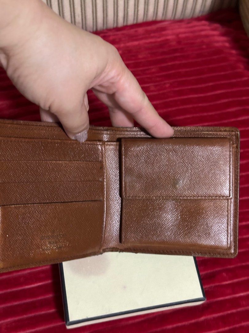 LV wallet unisex - authentic 💯❗️ (Category: Wallets & Card holders) located in Marikina City. Submitted by rizza_35 (Listing ID 1302727107, Image 2). Description: Item description : Louis Vuitton Pocket Monogram wallet Condition : still in good condition - with slight leather chip off inside the paper bills - needs cleaning on coin slot - good snap - good condition of outside - signs of use on the side ✅💯❗️Authentic LV Wallet ✅ Wallet of my hus