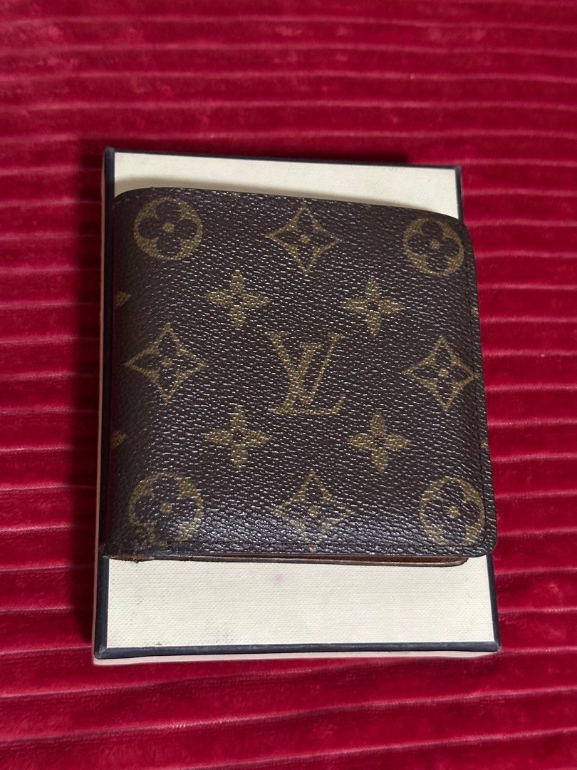 LV wallet unisex - authentic 💯❗️ (Category: Wallets & Card holders) located in Marikina City. Submitted by rizza_35 (Listing ID 1302727107, Image 1). Description: Item description : Louis Vuitton Pocket Monogram wallet Condition : still in good condition - with slight leather chip off inside the paper bills - needs cleaning on coin slot - good snap - good condition of outside - signs of use on the side ✅💯❗️Authentic LV Wallet ✅ Wallet of my hus