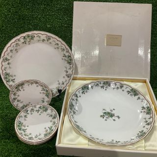 Narumi Green Grape Vine Bone China Intact Gold Lining 1pc Charger Plate 12” inches, 1pc Dinner Plate 10.5” inches, 5pcs Dessert Plates 5.75” inches with Backstamp and Gift Box - P2,200.00 Take All