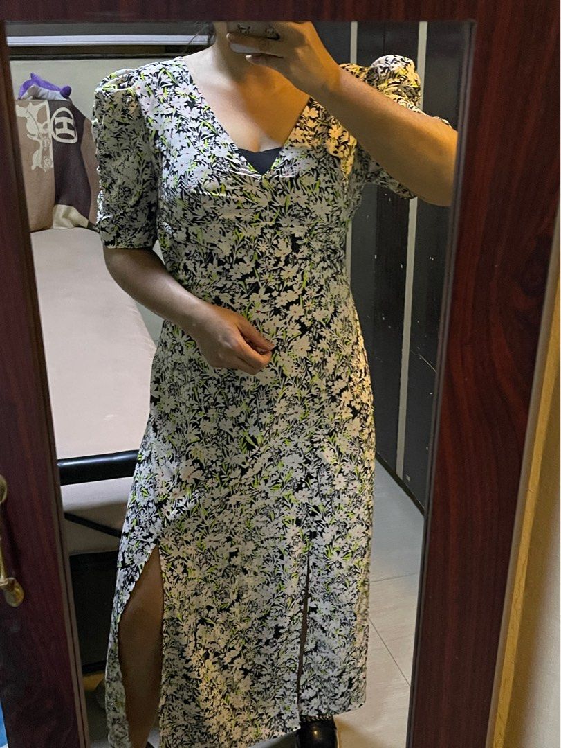 Topshop V-neck Floral Print (Category: Dresses) located in Valenzuela. Submitted by miss.declutter (Listing ID 1302855227, Image 2). Description: .