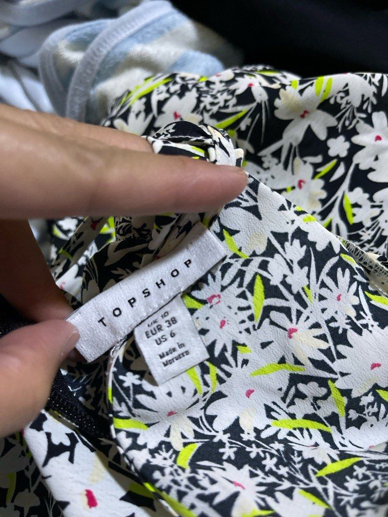 Topshop V-neck Floral Print (Category: Dresses) located in Valenzuela. Submitted by miss.declutter (Listing ID 1302855227, Image 3). Description: .