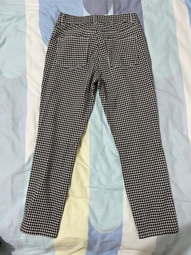 Uniqlo Checkered Jeggings (Category: Other Bottoms) located in Manila. Submitted by 3shaa.a (Listing ID 1302844807, Image 2). Description: Used thrice Size: Medium MOP: GCash, BPI, Maya MOD: SDD, J&T, LBC.