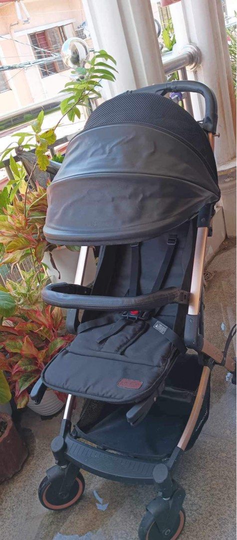 Akeeva esmio gold cabin luggage type stroller (Category: Strollers) located in Manila. Submitted by gracediola_18 (Listing ID 1302902576, Image 3). Description: Cod or pick up Qc Balintawak .