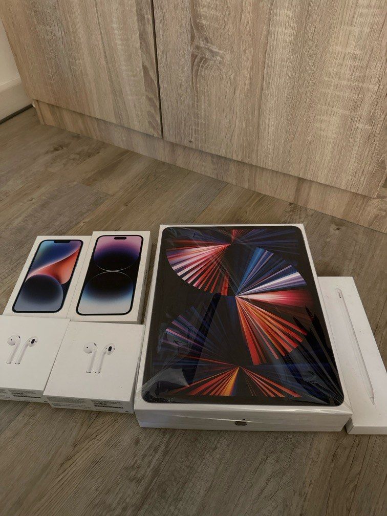 Apple boxes (Category: Other Gadgets) located in Singapore. Submitted by alinamavisha (Listing ID 1302991480, Image 1). Description: Sell as set $15. Collect at 520366.