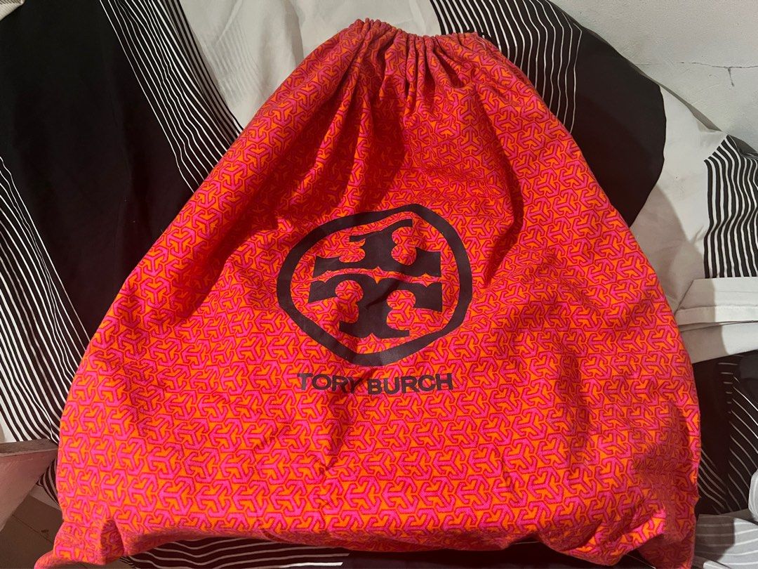 Authentic Tory Burch hobo Red (Category: Luxury Bags & Wallets) located in Quezon City. Submitted by lazylizzy (Listing ID 1302908173, Image 3). Description: Authentic Tory Burch small hobo (No sling) With dustbag In very good condition. RFS: Decluttering. Not my style. I like crossbody bags.