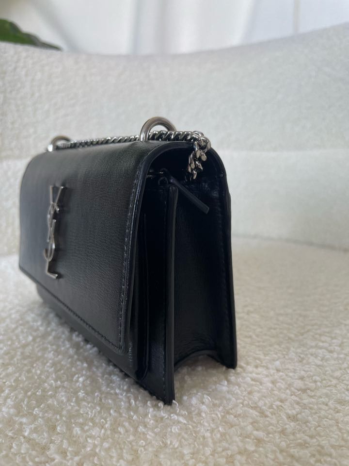 Authentic ysl (Category: Luxury Bags & Wallets) located in Quezon City. Submitted by preetycindz (Listing ID 1303054784, Image 3). Description: 100% authentic saint laurent sunset complete inclusion rank sa condition money back if proven fake silver hardware super nice in actual.