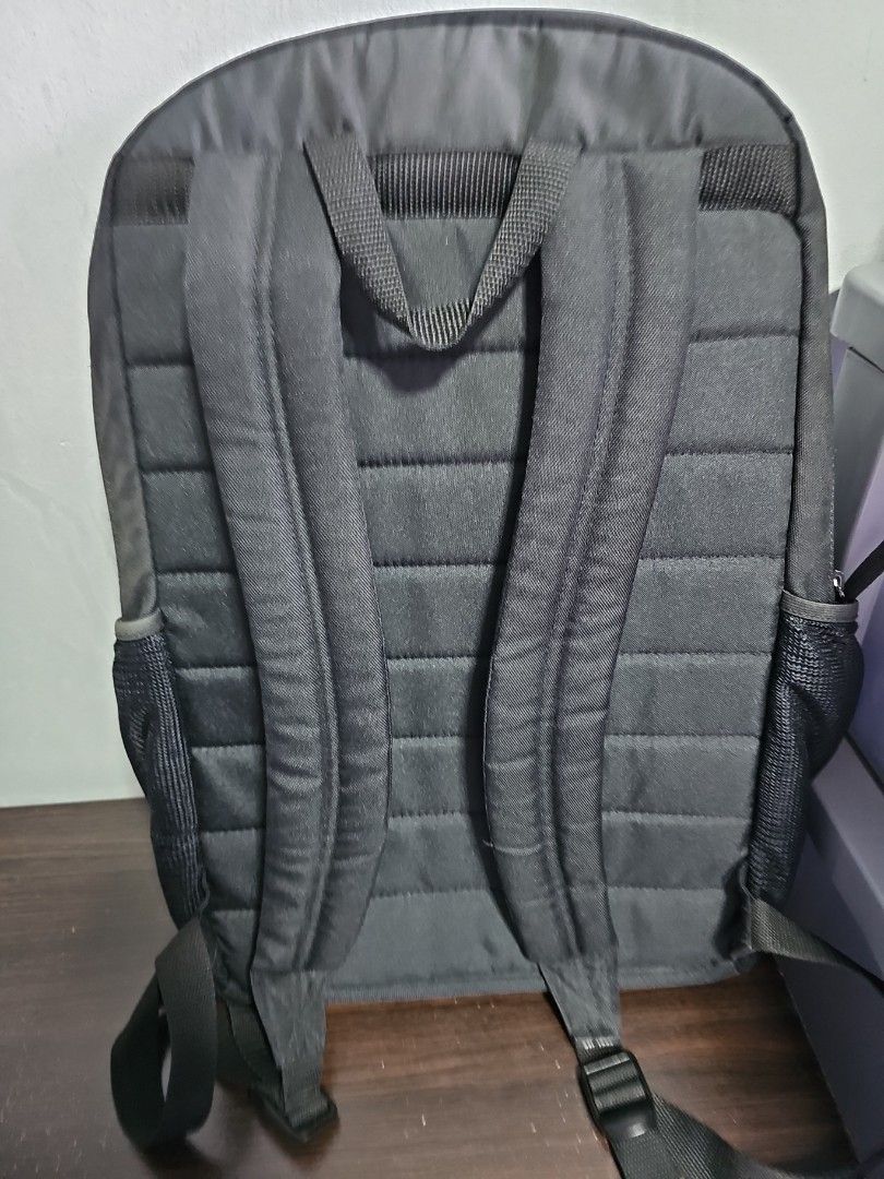 Case Logic Backpack (Category: Backpacks) located in Singapore. Submitted by chaosfayter (Listing ID 1302965497, Image 2). Description: .