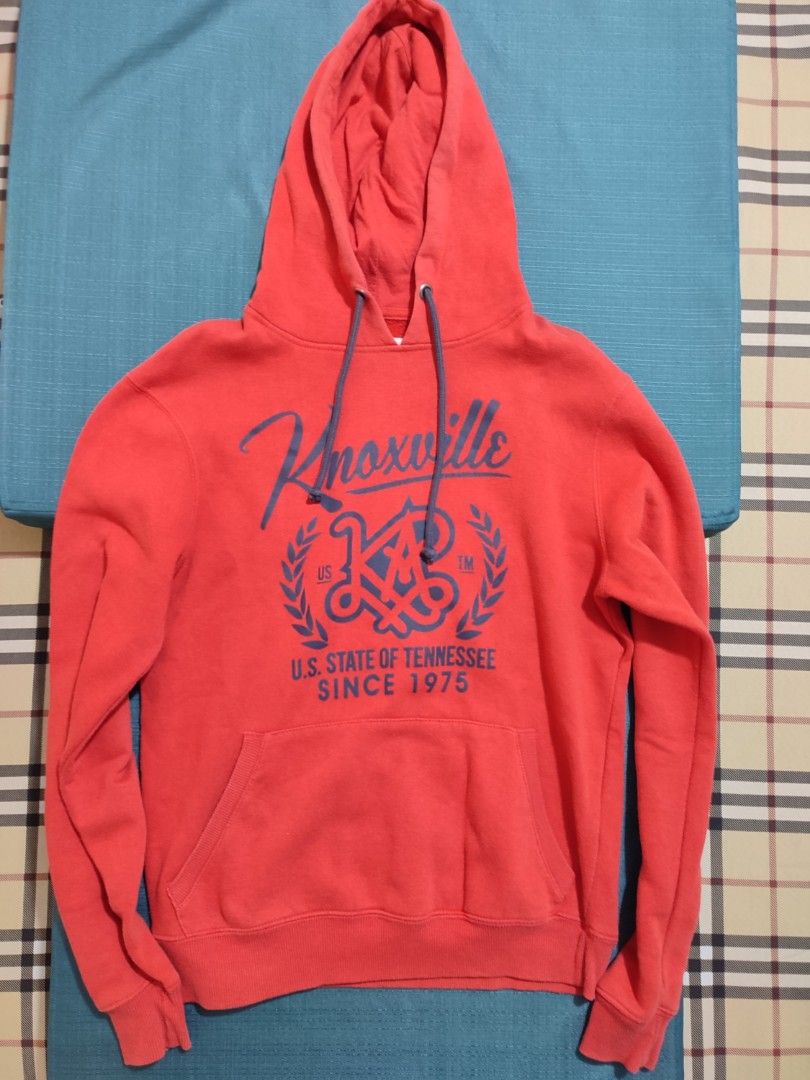 Cedar Wood State regular hoodie (Category: Hoodies) located in Bacoor. Submitted by peter_f (Listing ID 1302963850, Image 1). Description: Size:S.
