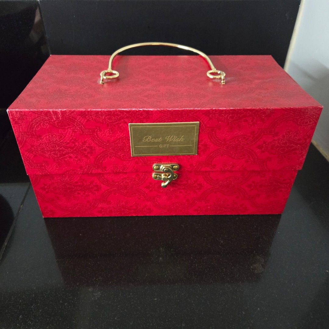 Gift box (Category: Storage Boxes & Baskets) located in Manila. Submitted by olx476228133 (Listing ID 1303027670, Image 1). Description: Grab/lalamove/JNT Payment Before Shipout Shipping fee should be shouldered by buyer Location : tondo/taguig.