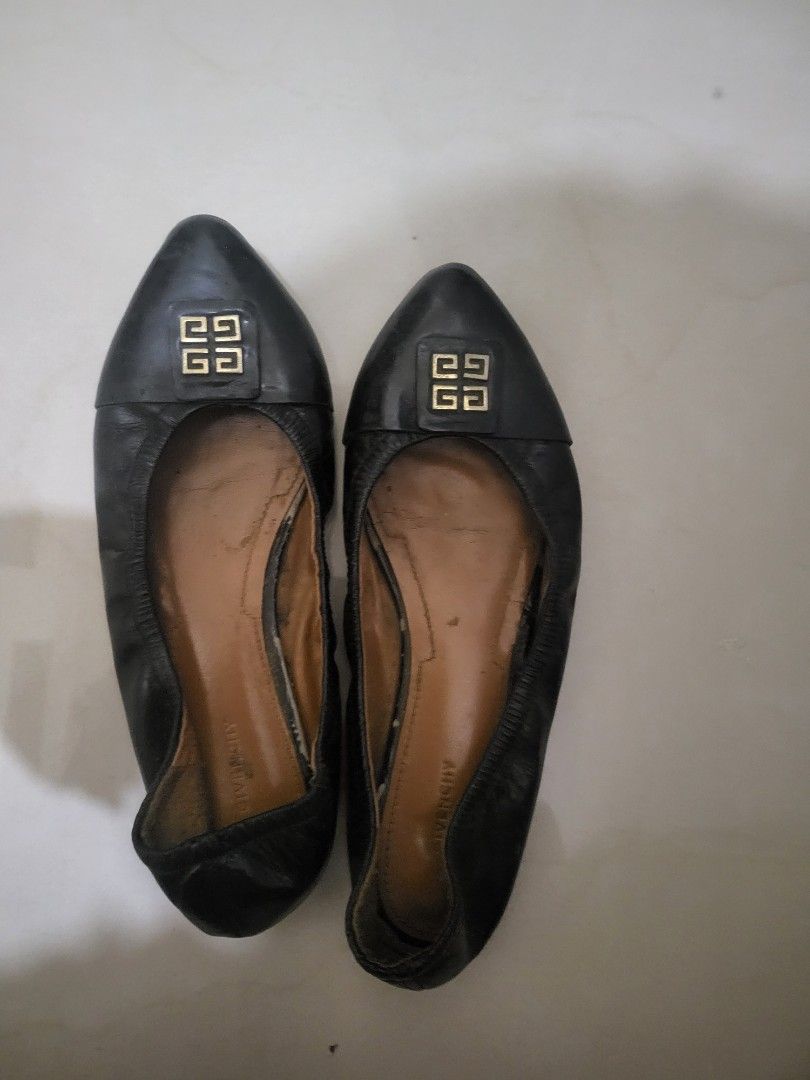 GIVENCHY FLATS (Category: Flats & Sandals) located in Quezon City. Submitted by akinayan17 (Listing ID 1302989622, Image 1). Description: This was well used and now just stored . very comfortable for wide feet. what you see is what you get. had the soles sewn at Mr. Quickie.