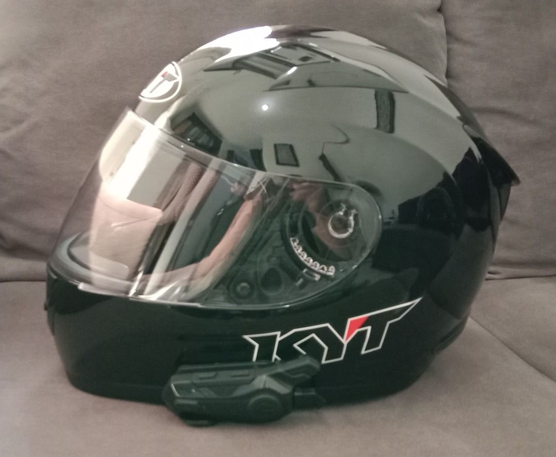 Helm KYT Full Face R10 Black Glossy Plus (Ukuran XL), Motor di