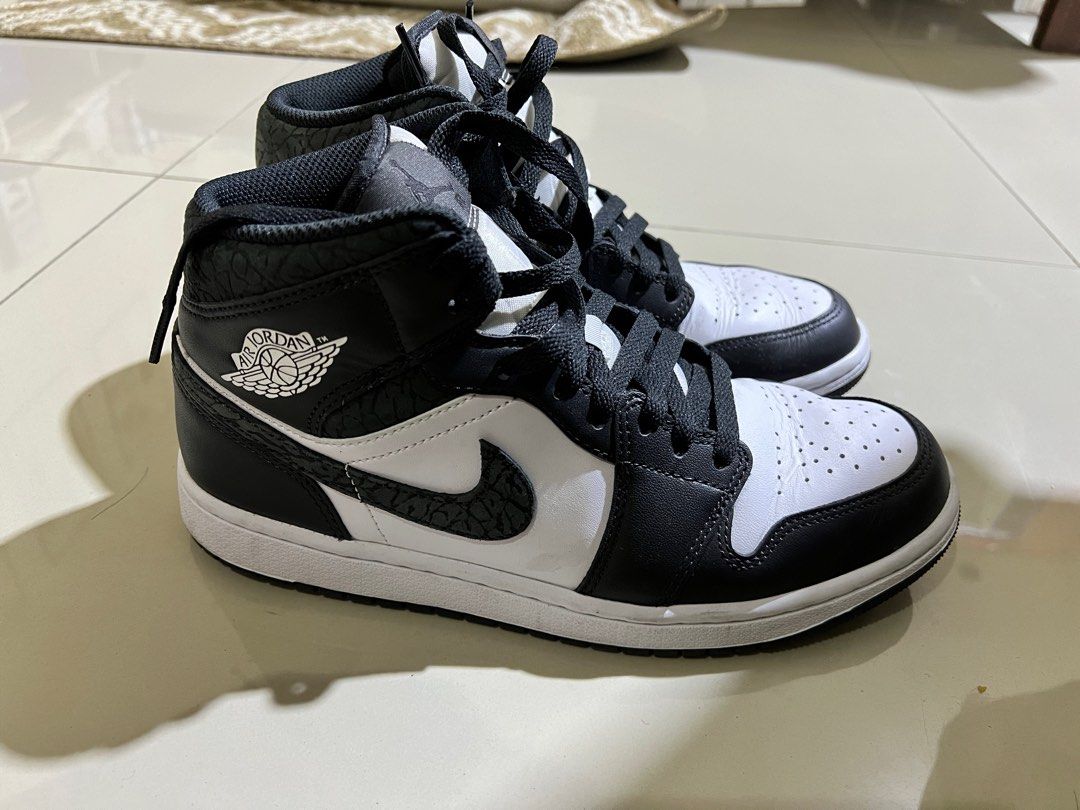 Jordan 1 Mid SE 'OFF NOIR and BLACK' (Category: Sneakers) located in Las Pinas. Submitted by virus08 (Listing ID 1302941165, Image 2). Description: Size 8 men Legit sya kindly check proof of purchase sa titan. Pls contact 09399060253 if interested.