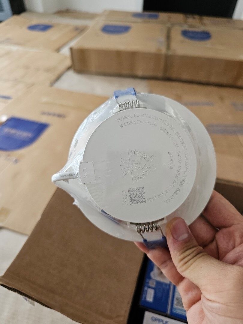 LED down light (Category: Electrical, Adaptors & Sockets) located in Singapore. Submitted by sss110 (Listing ID 1302966596, Image 5). Description: 4inch 8w down light 1 for 5 dollars total 26 pieces for 100 dollars.