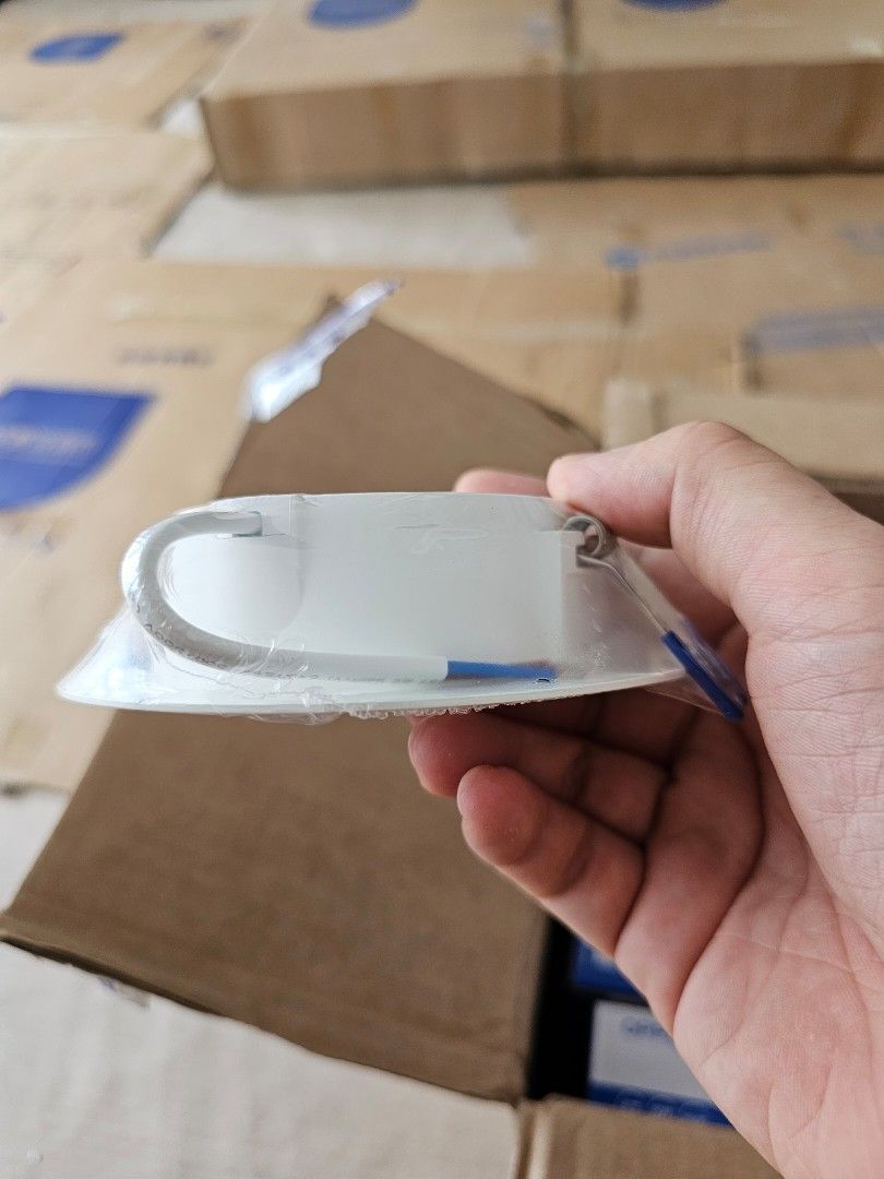 LED down light (Category: Electrical, Adaptors & Sockets) located in Singapore. Submitted by sss110 (Listing ID 1302966596, Image 4). Description: 4inch 8w down light 1 for 5 dollars total 26 pieces for 100 dollars.