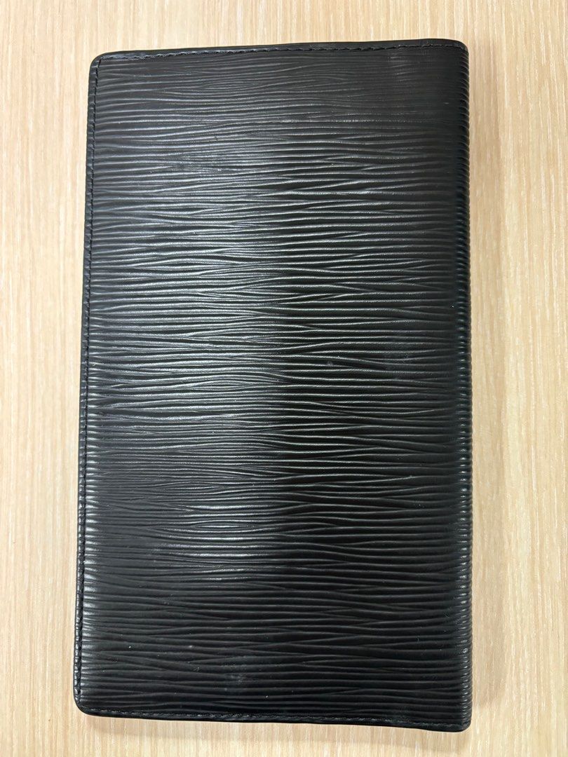Louis Vuitton (Category: Luxury Bags & Wallets) located in Paranaque City. Submitted by modaclasica_1507 (Listing ID 1303010702, Image 3). Description: Lightyly used with minor paint marks due to improper storage. Otherwise in great condition, perfect for someone who values simplicity and style..