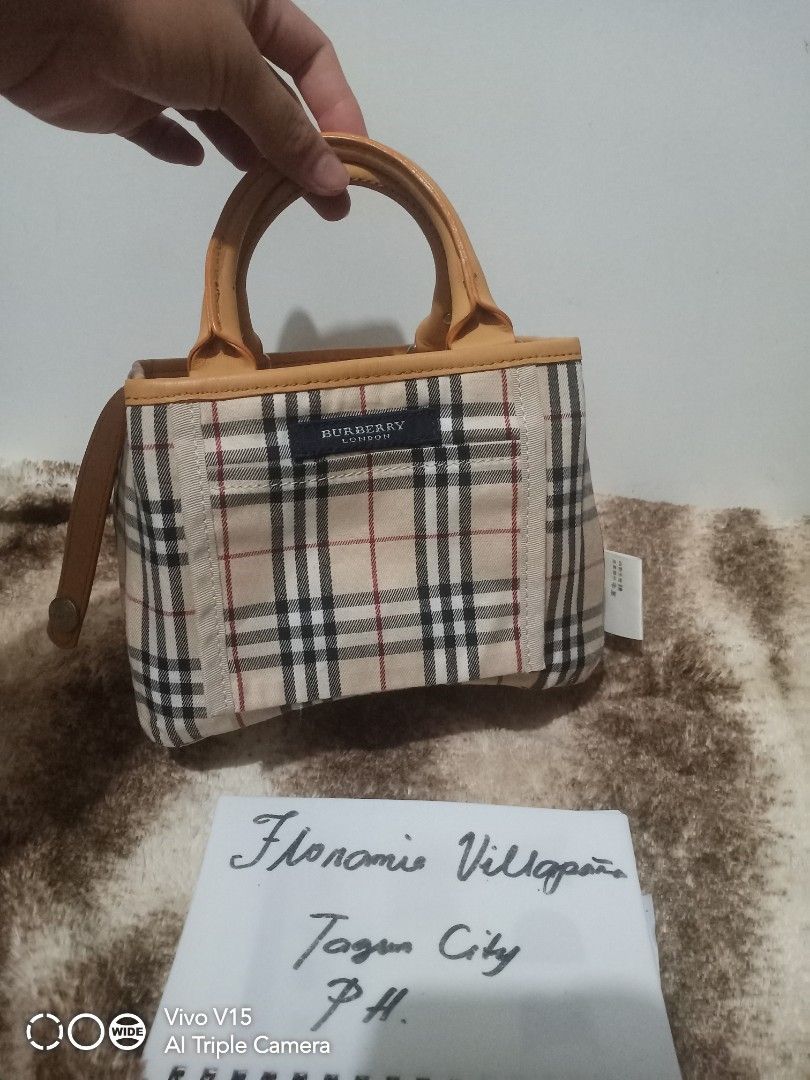 Mini burberyy london (Category: Luxury Bags & Wallets) located in Tagum. Submitted by luxbagelyas (Listing ID 1303040707, Image 1). Description: may kunting dumi sa loob parang reversible cguro yan mini size very good condition.