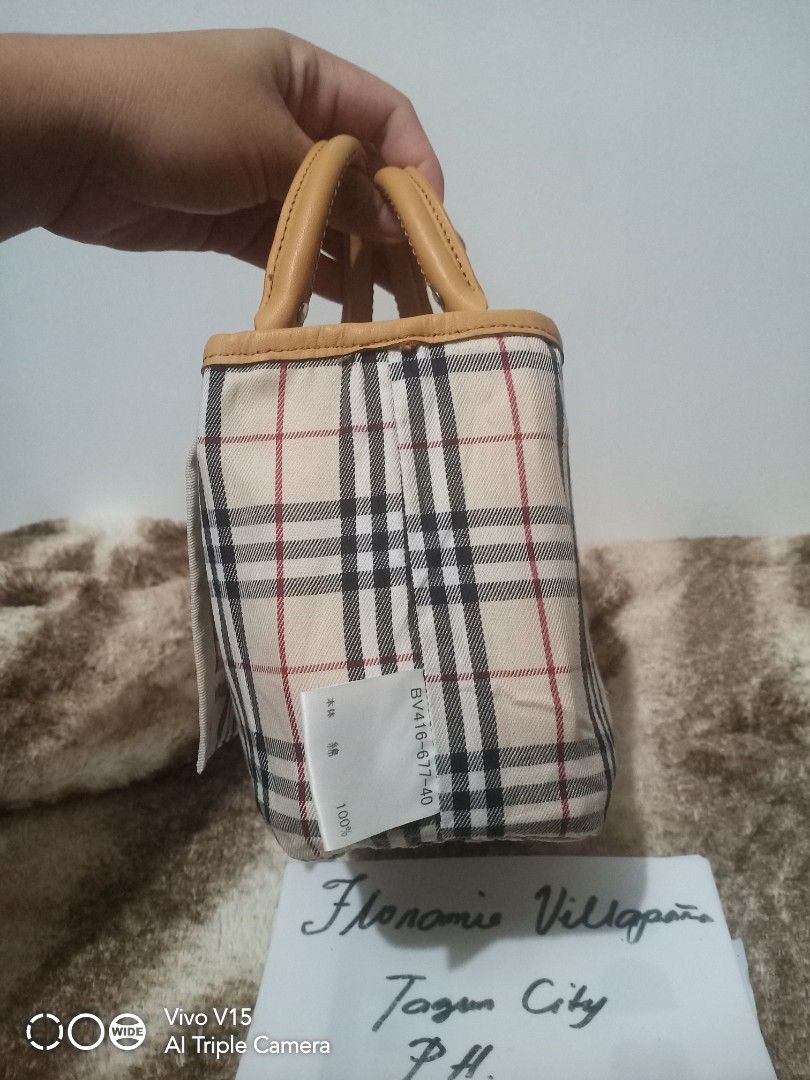 Mini burberyy london (Category: Luxury Bags & Wallets) located in Tagum. Submitted by luxbagelyas (Listing ID 1303040707, Image 3). Description: may kunting dumi sa loob parang reversible cguro yan mini size very good condition.