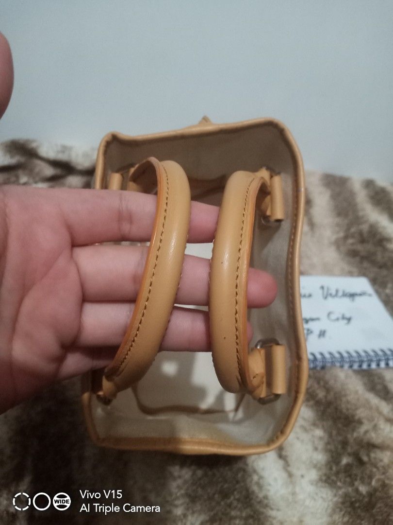 Mini burberyy london (Category: Luxury Bags & Wallets) located in Tagum. Submitted by luxbagelyas (Listing ID 1303040707, Image 2). Description: may kunting dumi sa loob parang reversible cguro yan mini size very good condition.
