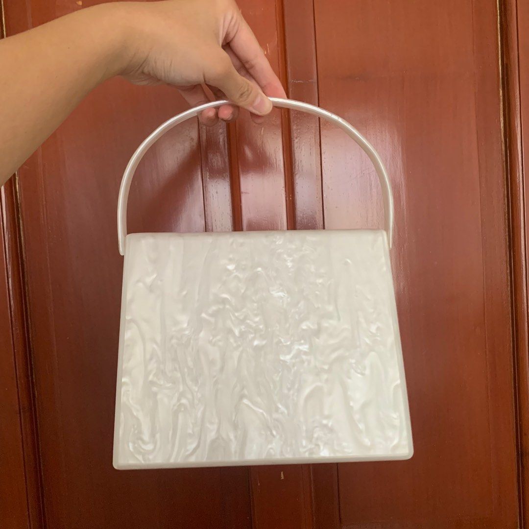 ✨ NEW ✨ Pearl Luxury Beach Bag (Category: Luxury Bags & Wallets) located in Manila. Submitted by cherrycherrycherrry (Listing ID 1302925002, Image 2). Description: • never used • was just kept in a closet for years • perfect for dates.