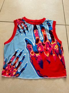 round neck sleeveless tank top with thermal handprint design