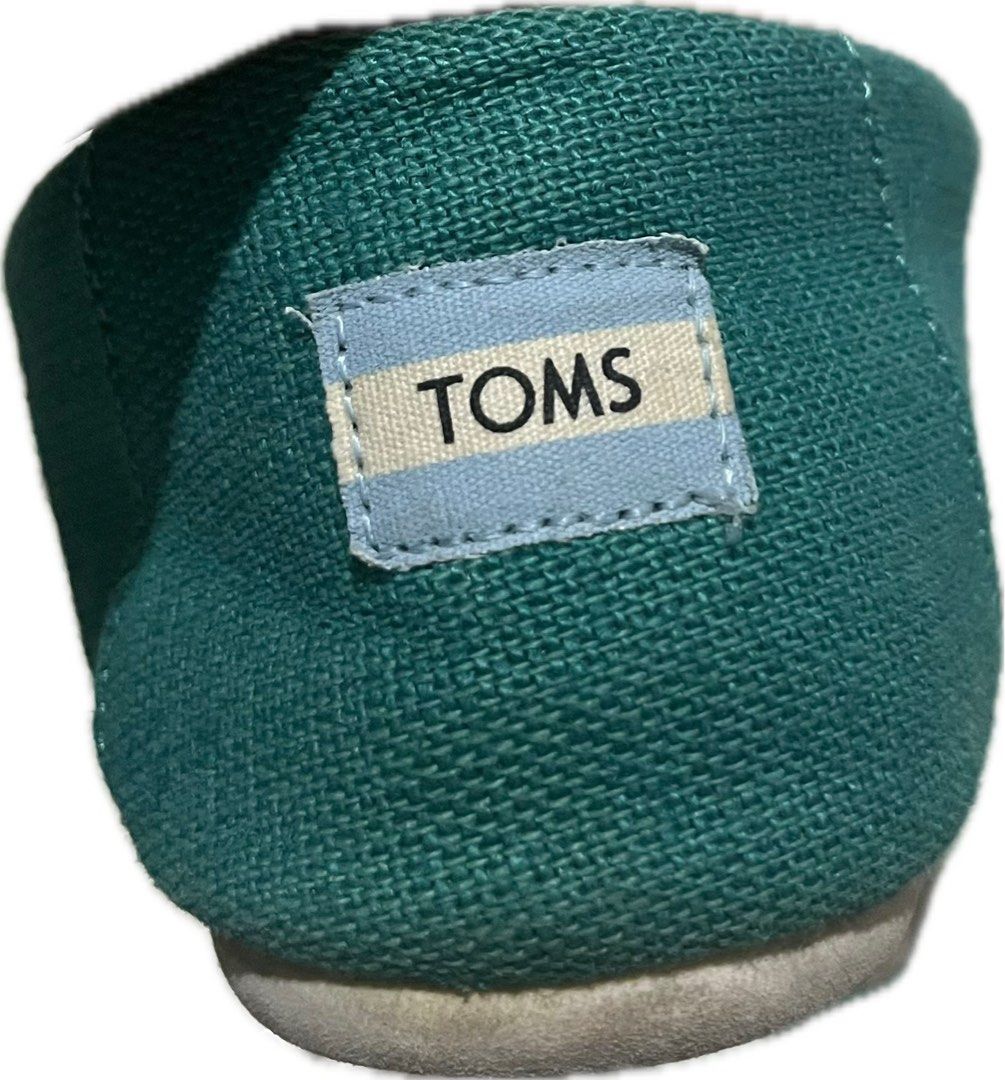 Toms Shoes Size W 8 US (Category: Sneakers) located in Makati City. Submitted by decluttering143 (Listing ID 1302909011, Image 2). Description: Good as new. Still looks new Womens size 8 true to size 25 cm.
