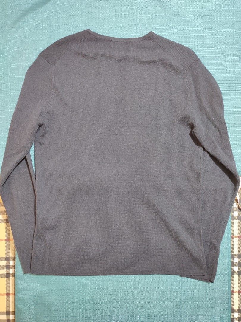 Uniqlo 3D knit sweater black (Category: Hoodies) located in Bacoor. Submitted by peter_f (Listing ID 1302963542, Image 2). Description: Size:S.