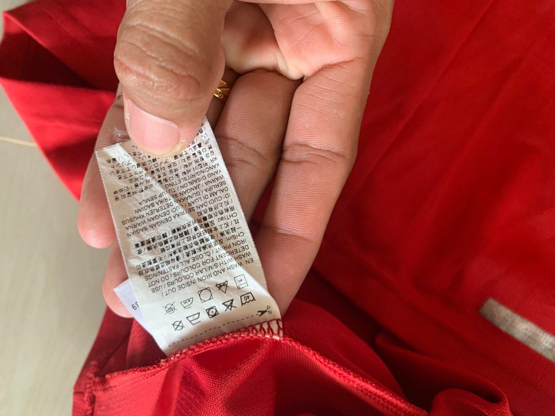 Vintage Fly Emirates Soccer Jersey (Category: Tshirts & Polo Shirts ) located in Burgos, Ilocos Norte. Submitted by copthrift (Listing ID 1302964073, Image 3). Description: .