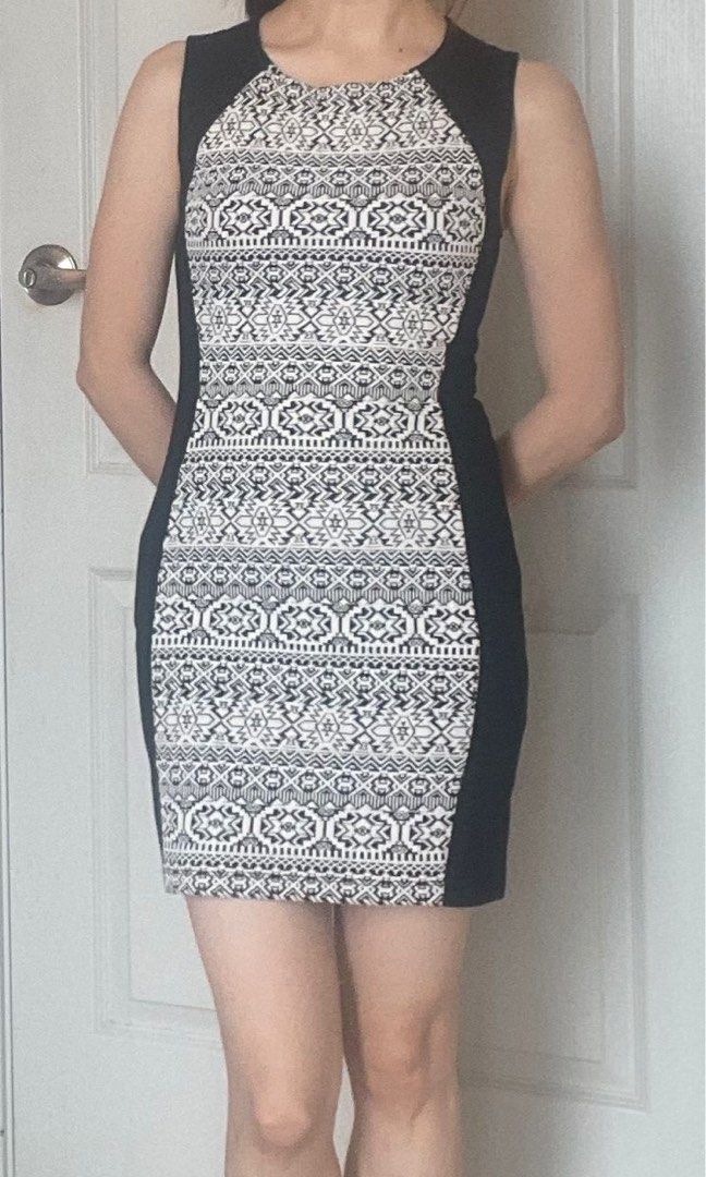 h&m divided dress black and white Polka Dot Spaghetti Strap Klnningen r rundringad och har volang runt rmhlssmmen H&M DIVIDED black floral dress,