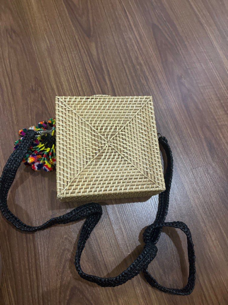 Abaca bag (Category: Beach Bags) located in Muntinlupa City. Submitted by _preloveditems99 (Listing ID 1303191918, Image 1). Description: .