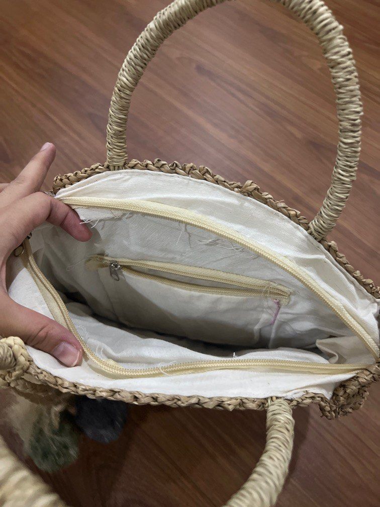 Abaca bag (Category: Beach Bags) located in Muntinlupa City. Submitted by _preloveditems99 (Listing ID 1303191427, Image 2). Description: Cute bag from Bicol! Barely used. Perfect for the beach .