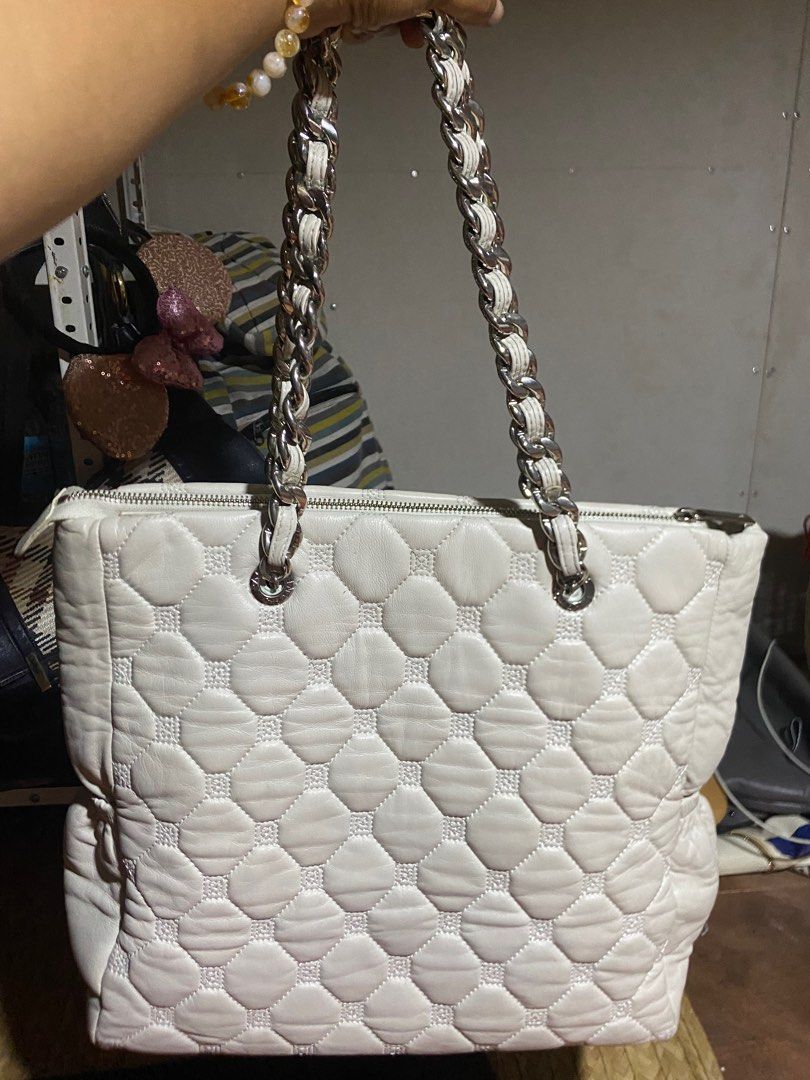 Channel (Category: Luxury Bags & Wallets) located in Dauis. Submitted by yashie0612 (Listing ID 1303182671, Image 3). Description: Ganda ng keather few rubs but still okey Magaan.