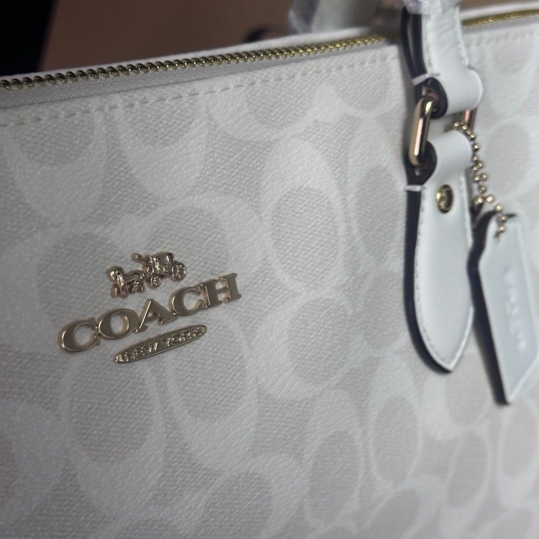 Coach Gallery Tote Large | Glacier White (Category: Luxury Bags & Wallets) located in Bulacan. Submitted by packedge (Listing ID 1303239553, Image 2). Description: Guaranteed original 💯 Please see actual photos.