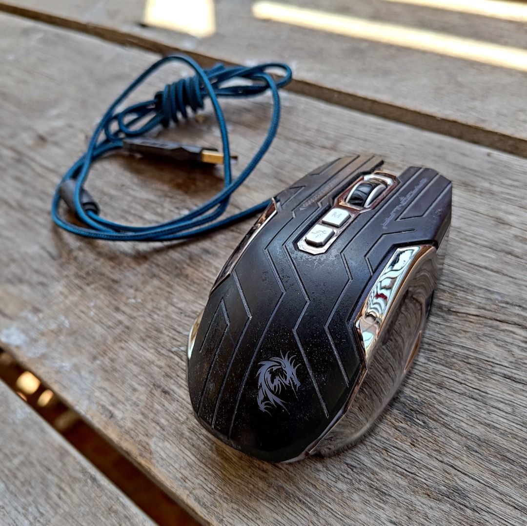 Dragonwar Gaming Mouse ELE-G12 Black (Category: Mouse & Mousepads) located in Manila. Submitted by dregzerp (Listing ID 1303205712, Image 2). Description: Heavily used but still working great. Install the Dragonwar application to change LED color and light pattern. Programmable keys. RFS: Decluttering No meetups. Ship only via J&T / LBC. Shipping fee will be shouldered by buyer..
