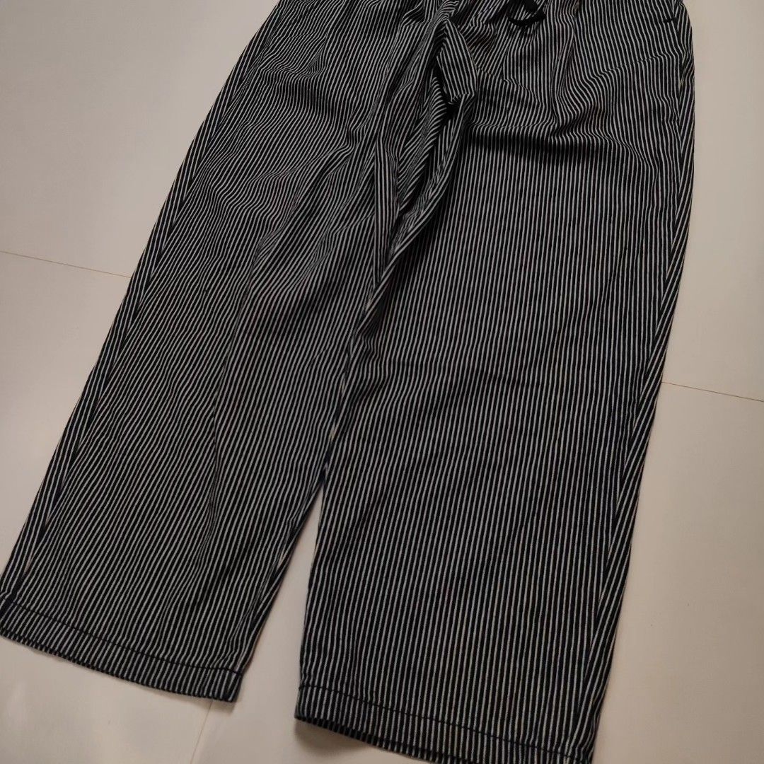 GU Stripe Elastic Waist Tapered, (Category: Activewear) located in San Carlos. Submitted by jp_outfits (Listing ID 1303180352, Image 3). Description: GU Stripe Elastic Waist Tapered, _Model Height : 5'7 _ Condition: Excellent *Waistline : 28-34 * Length : 39 *Tight : 15 *Leg Opening : 9 _Mine : 800.
