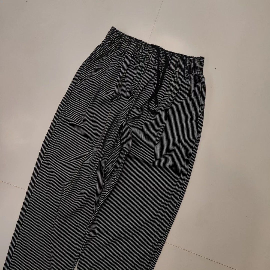 GU Stripe Elastic Waist Tapered, (Category: Activewear) located in San Carlos. Submitted by jp_outfits (Listing ID 1303180352, Image 2). Description: GU Stripe Elastic Waist Tapered, _Model Height : 5'7 _ Condition: Excellent *Waistline : 28-34 * Length : 39 *Tight : 15 *Leg Opening : 9 _Mine : 800.