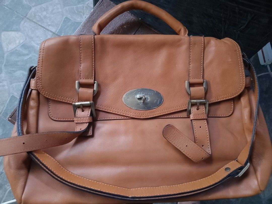 Harry Mason Leather Laptop Bag (Category: Laptop Bags & Sleeves) located in Angeles City. Submitted by BarotSamutSaribyLhaiquizon (Listing ID 1303223636, Image 1). Description: #my personal pre-loved# #laptop bag#leather# #with minor flaw as seen on the back photo#.