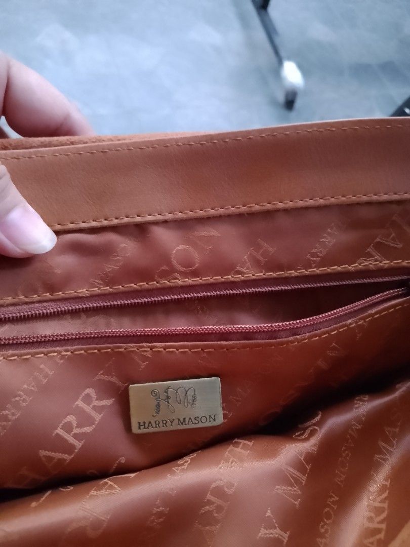 Harry Mason Leather Laptop Bag (Category: Laptop Bags & Sleeves) located in Angeles City. Submitted by BarotSamutSaribyLhaiquizon (Listing ID 1303223636, Image 3). Description: #my personal pre-loved# #laptop bag#leather# #with minor flaw as seen on the back photo#.