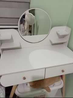 preloved vanity table with drawers and mirror