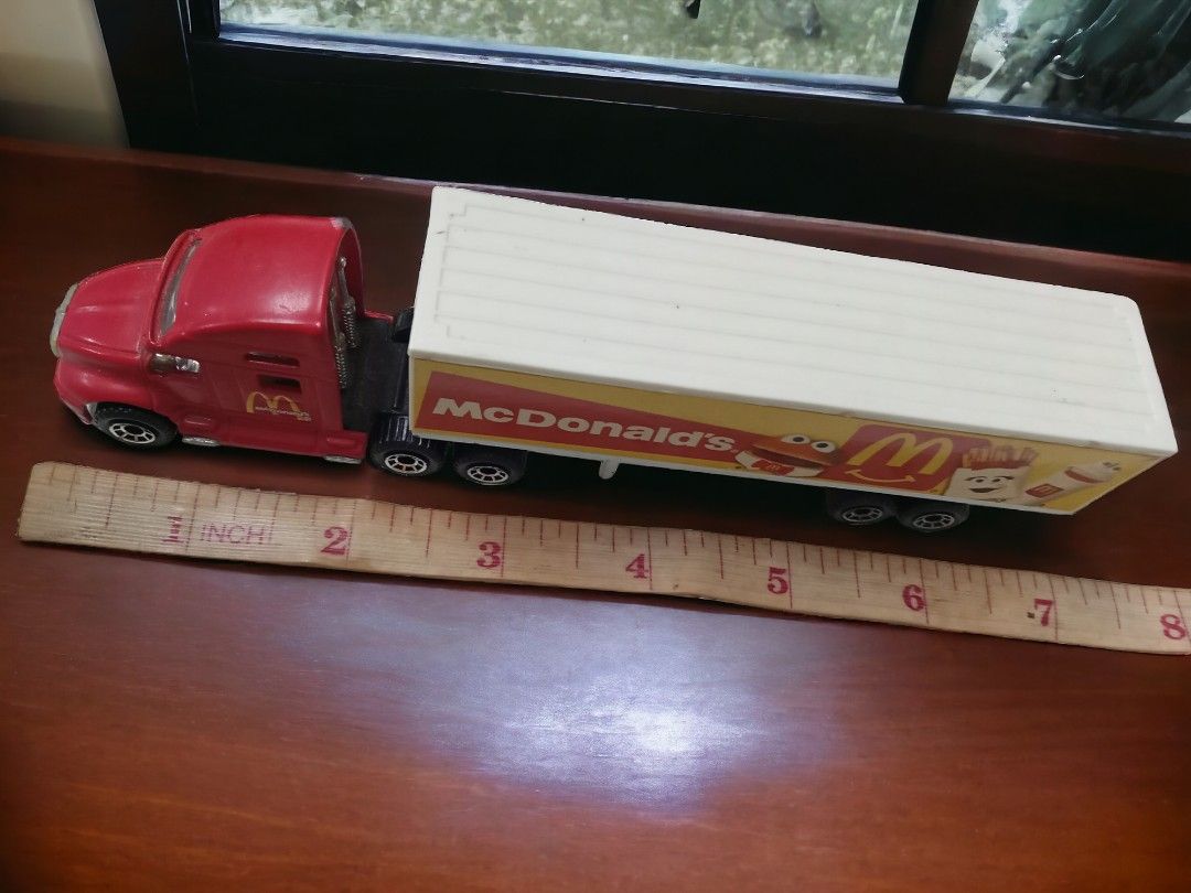 MATCHBOX DINKY Mc Donald's FREITHTLINER TRACTOR TRAILER DYM38314 mc donald