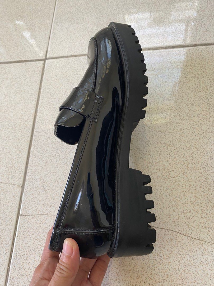 Royce Penny Loafers Black High Shine (Category: Loafers) located in Cebu City. Submitted by ada_17 (Listing ID 1303105561, Image 2). Description: Royce Penny Loafers Black High Shine Light used still in very good condition RFS: Decluttering Flaw: some peeling in front part. Pls. See picture GCASH/BPI Courier: Lalamove/Maxim/LBC/J&T DF: c/o buyer.