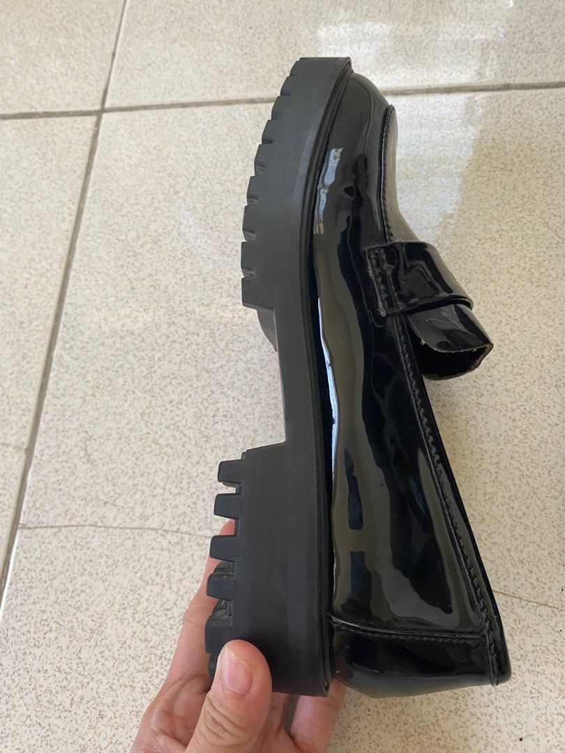 Royce Penny Loafers Black High Shine (Category: Loafers) located in Cebu City. Submitted by ada_17 (Listing ID 1303105561, Image 3). Description: Royce Penny Loafers Black High Shine Light used still in very good condition RFS: Decluttering Flaw: some peeling in front part. Pls. See picture GCASH/BPI Courier: Lalamove/Maxim/LBC/J&T DF: c/o buyer.