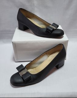 SALVATORE FERRAGAMO Vara Vintage Heels Size 6 1/2 C