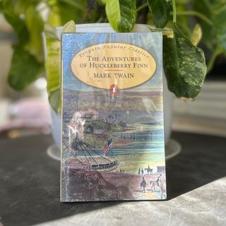 The Adventures of Huckleberry Finn by Mark Twain (Penguin Popular Classic)