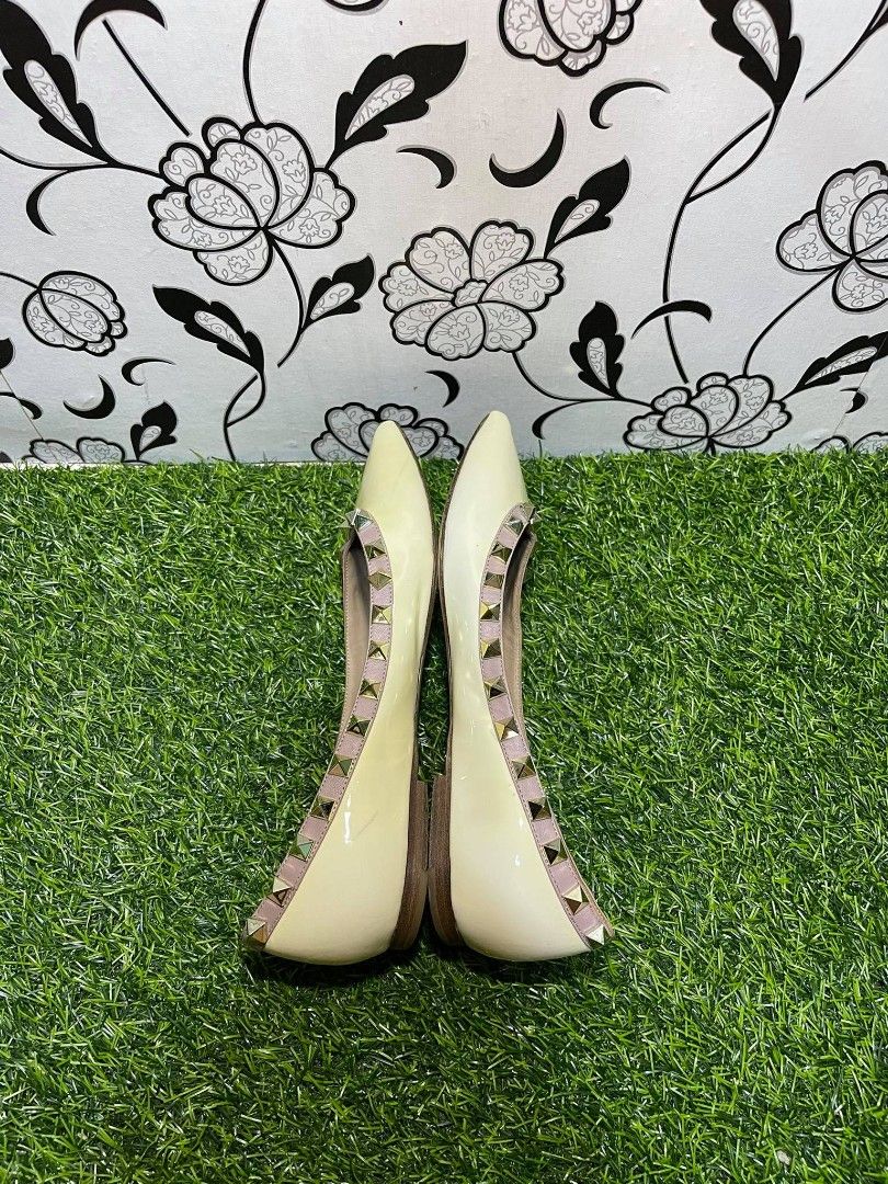Valentino Flats (Category: Flats & Sandals) located in Quezon City. Submitted by akinayan17 (Listing ID 1303153138, Image 3). Description: Selling my pre loved Valentino flats ,size 36 as it no longer fits me. very well used and stored properly . ***shoes only.