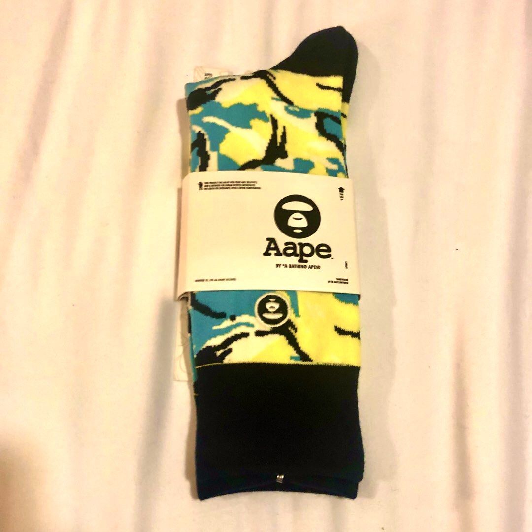 *HOT BUY* Aape BY *A BATHING APE® Moon Face Embroidered Camo Crew Socks AAPSOM4293XXMGRK (Category: Socks) located in Singapore. Submitted by nofrillsfactoryoutlet (Listing ID 1303191093, Image 8). Description: Usual : $20 OFFER : $16 100% Authentic and Brand New with Tags and packaging. Direct from Aape BY *A BATHING APE® outlet in Beijing. ⭐️Brand : Aape BY *A BATHING APE® ⭐️Design : Moon Face Embroidered Camo Crew Socks ⭐️Colour : Peacock Gree