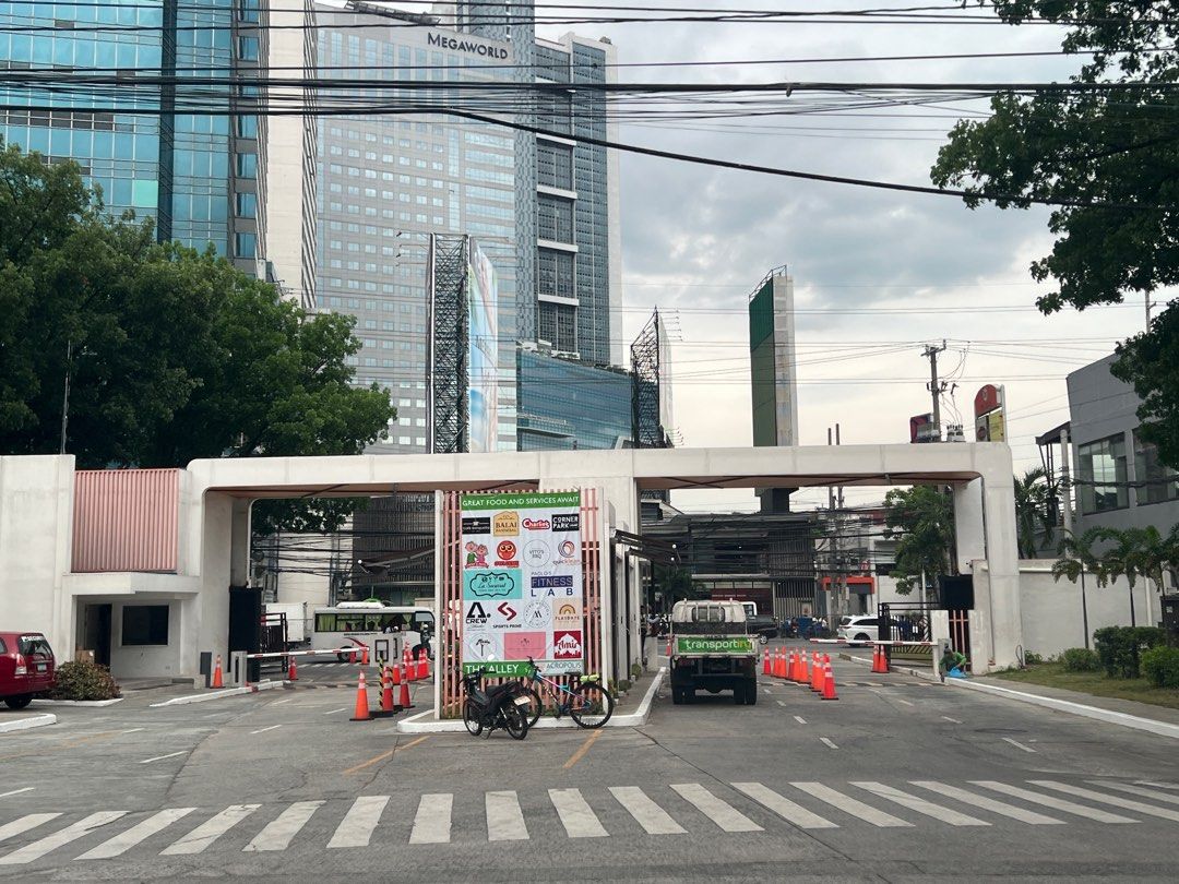 Acropolis Village Valued as lot (Category: Lot) located in Taguig. Submitted by brokerhanstaneo_09178038728 (Listing ID 1303319218, Image 1). Description: Acropolis corner Property 650 sqm P200m.
