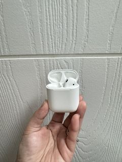 Apple Airpods 2nd Gen Charging Case and Right Earbuds Only
